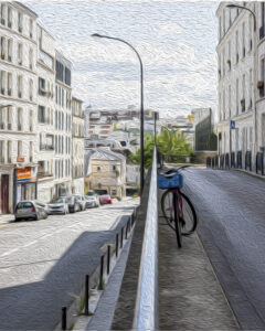 Rue urbaine avec voitures garées et vélo stationné Rue urbaine en pente avec voitures garées, bâtiments résidentiels, lampadaire et vélo stationné.