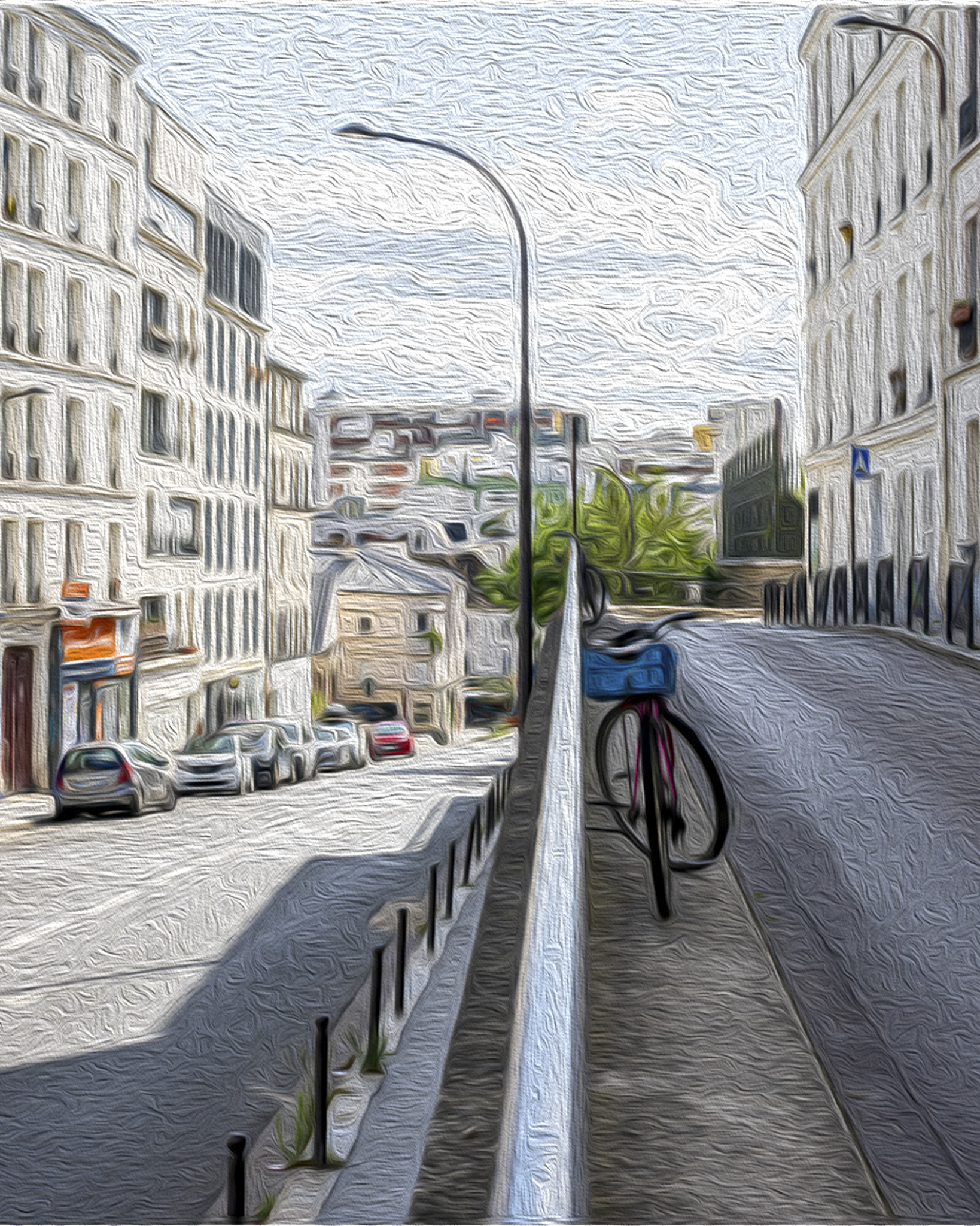 Rue urbaine en pente avec voitures garées, bâtiments résidentiels, lampadaire et vélo stationné.